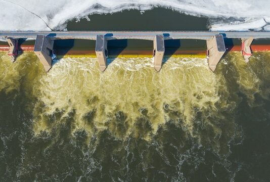 Jak wykorzystanie energii wodnej wpływa na zmniejszenie emisji gazów cieplarnianych